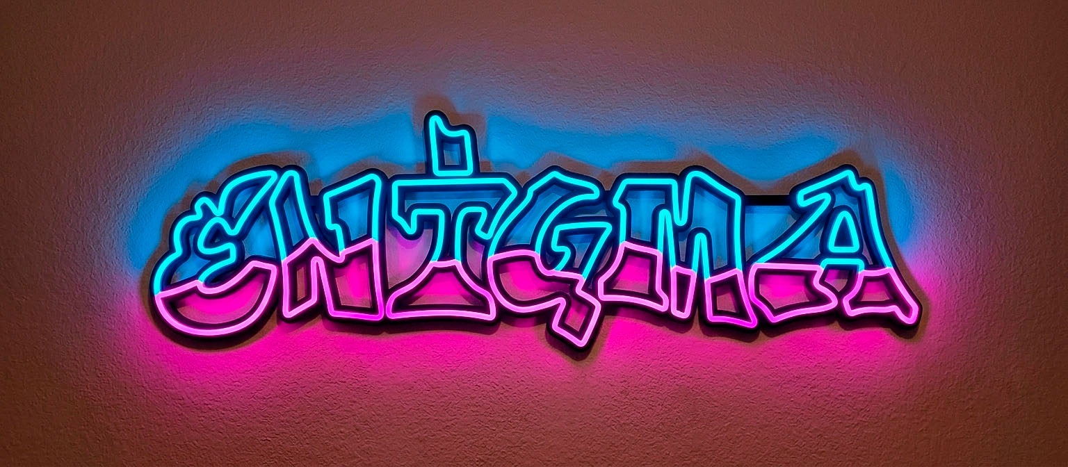 Cartel de Enigma en neón cian y magenta